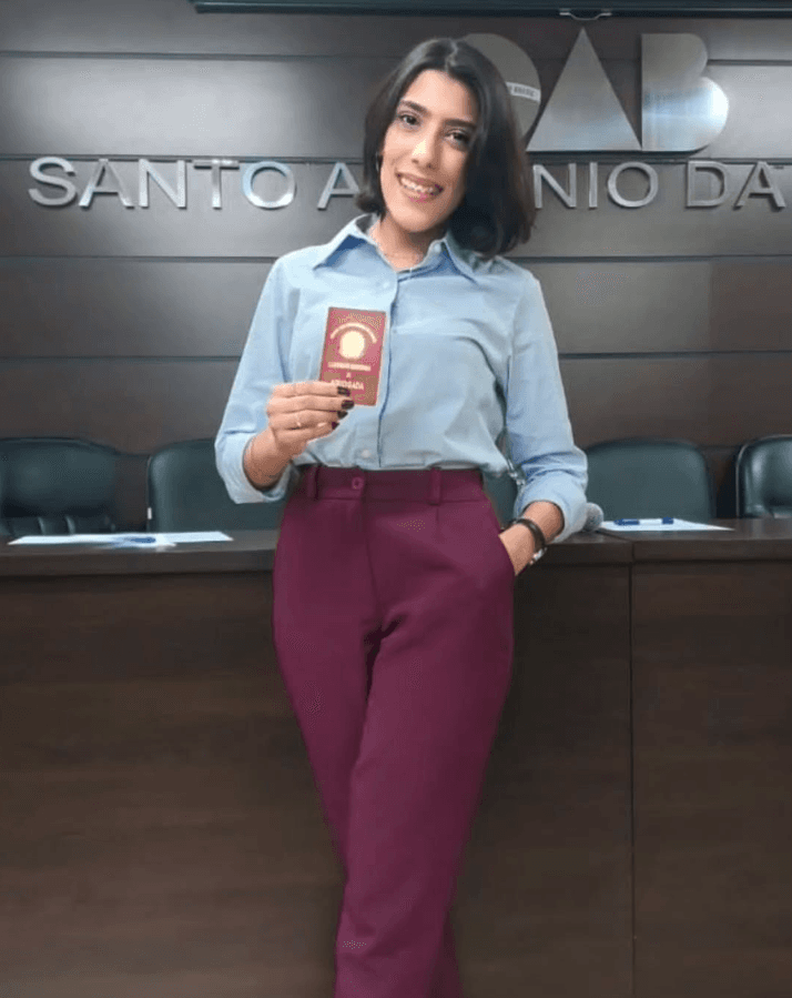 Camila Farias — Advogada OAB/PR 119.389