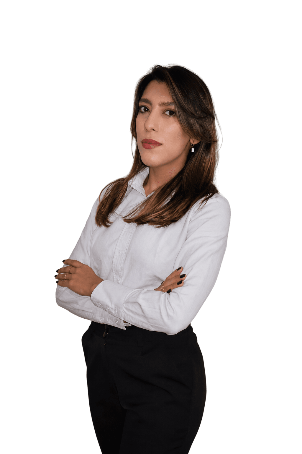 Camila Farias, de braços cruzados, com camisa branca