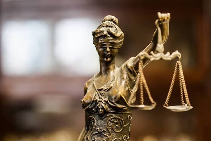 Estátua da Justiça com venda nos olhos e uma balança