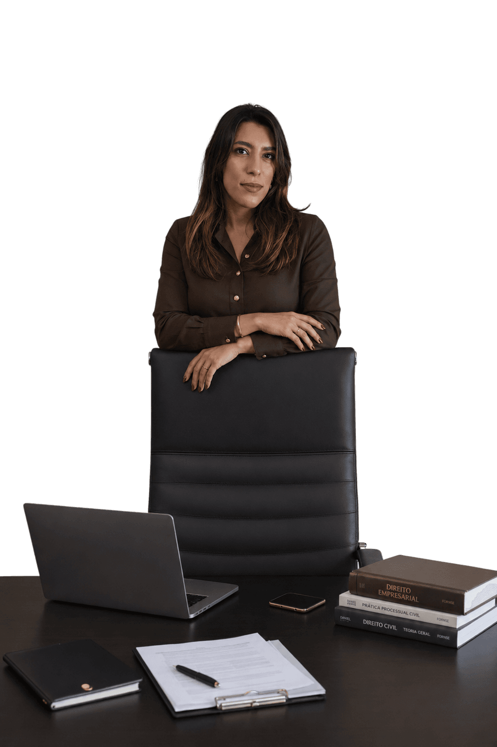 Camila Farias em seu escritório, com livros e documentos sobre a mesa